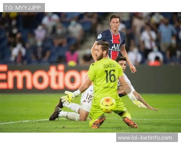 意甲激战巴黎圣日耳曼大胜曼联三球绝杀点燃全场激情