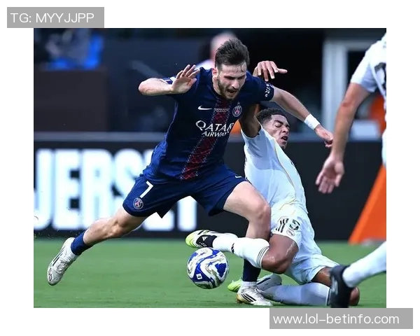 国王杯激战巴黎圣日耳曼险胜阿森纳红牌事件引发全场热议与数据分析 国王杯激战巴黎圣日耳曼险胜阿森纳红牌事件引发全场热议与数据分析